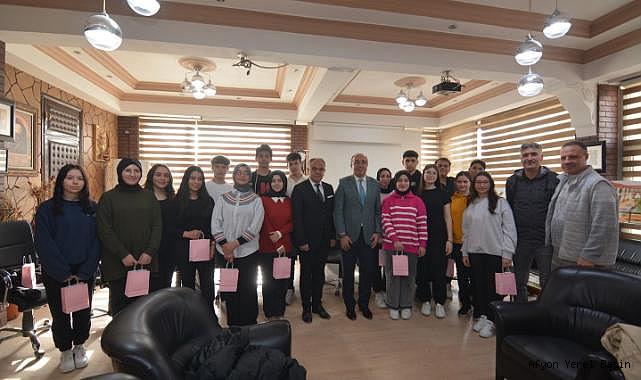 Sandıklı Fen Lisesi Öğrencileri Başkanı Makamında Ziyaret Etti