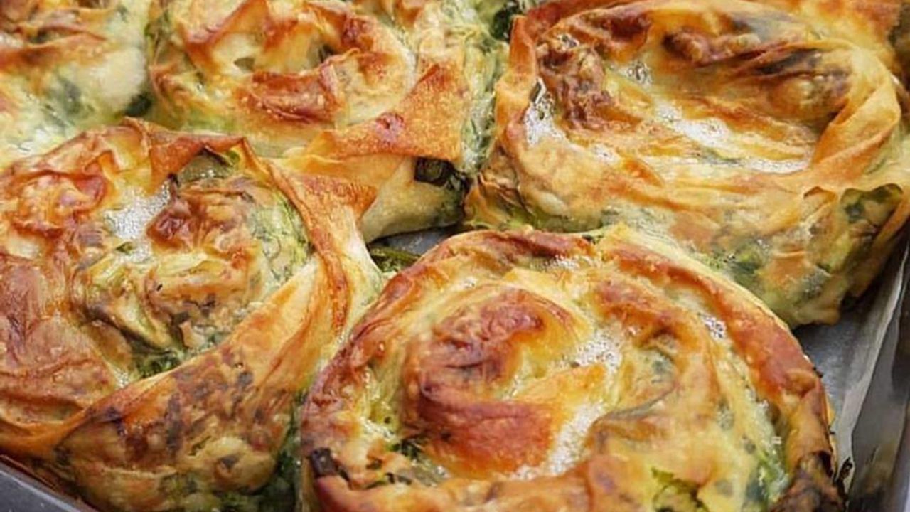 1 tane yiyen tüm tepsiyi yemek isteyecek! Yapınca 5 dakikada biten ıspanaklı börek tarifi