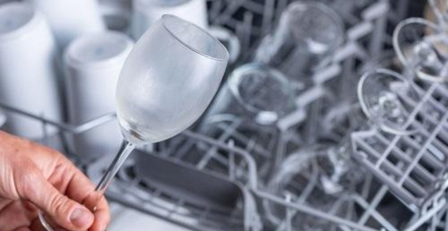 Bulaşık makinesi bardakları matlaştırıyorsa bunu deneyin! Işıl ışıl bardakların püf noktası