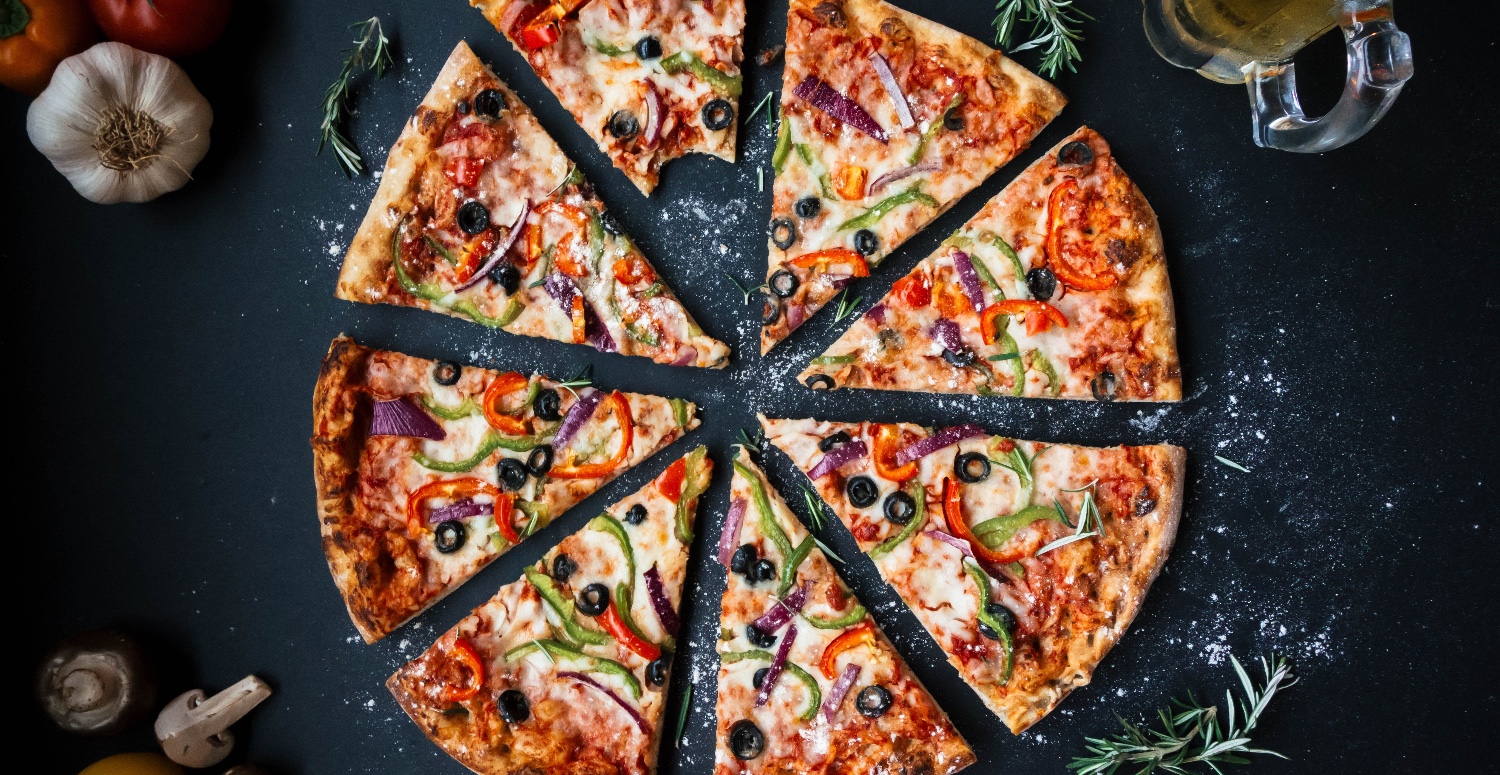 Evde şipşak pizza hamuru tarifi! Yanında da pizza sosu hediye