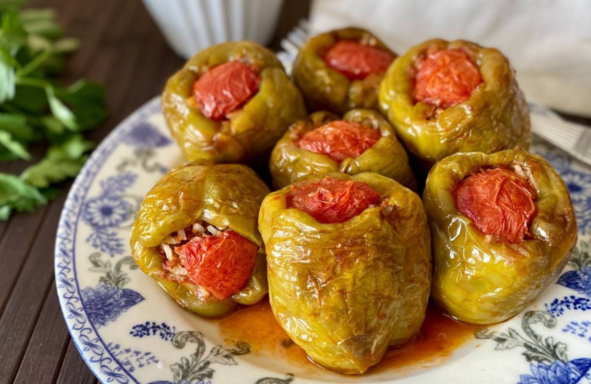 İŞTE RAMAZAN SOFRALARININ VAZGEÇİLMEZİ OLAN BİBER DOLMASININ ENFES TARİFİ