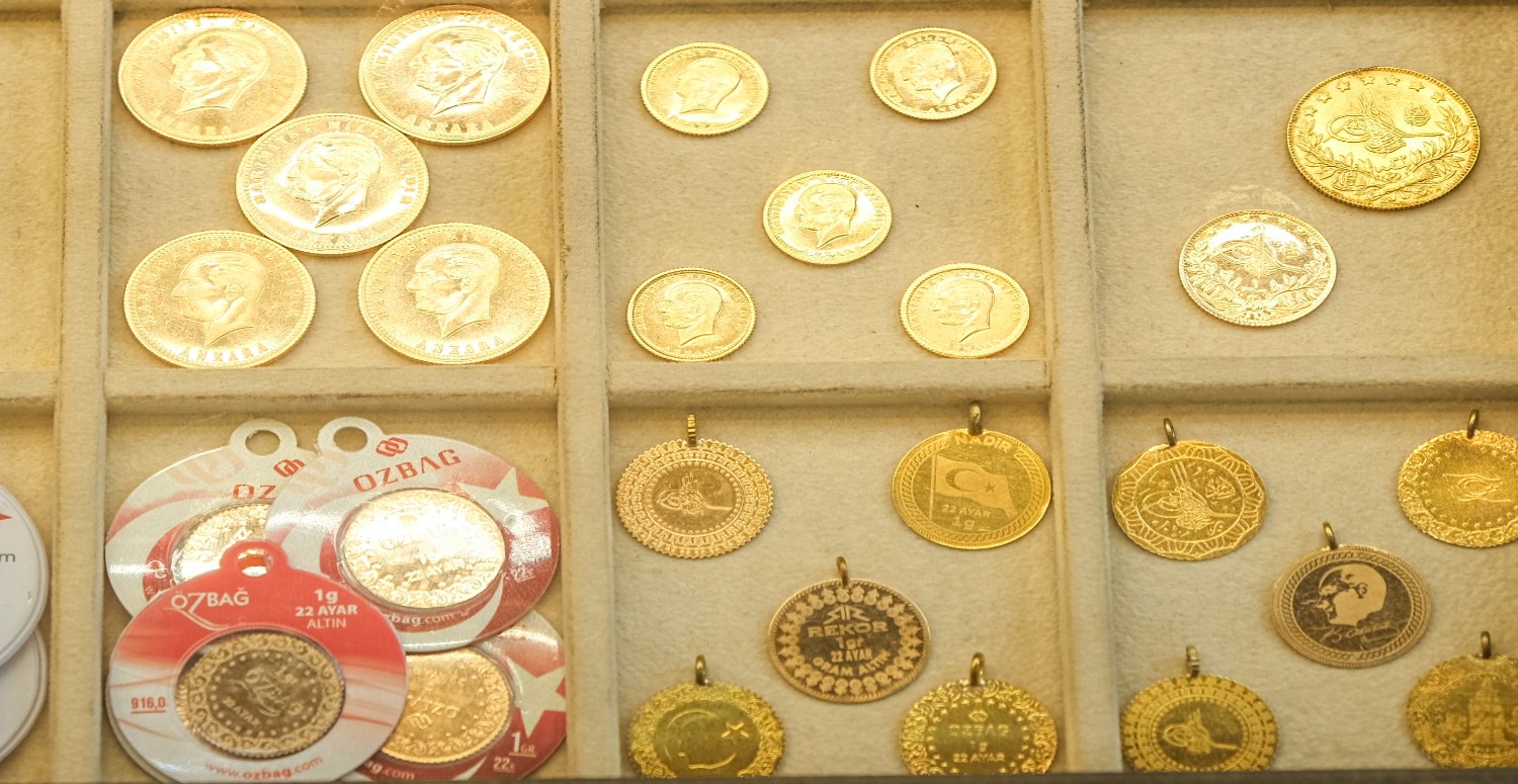 Kuyumcularda iğne atsan yere düşmüyor! Haberi alan akın akın altın almaya koşuyor