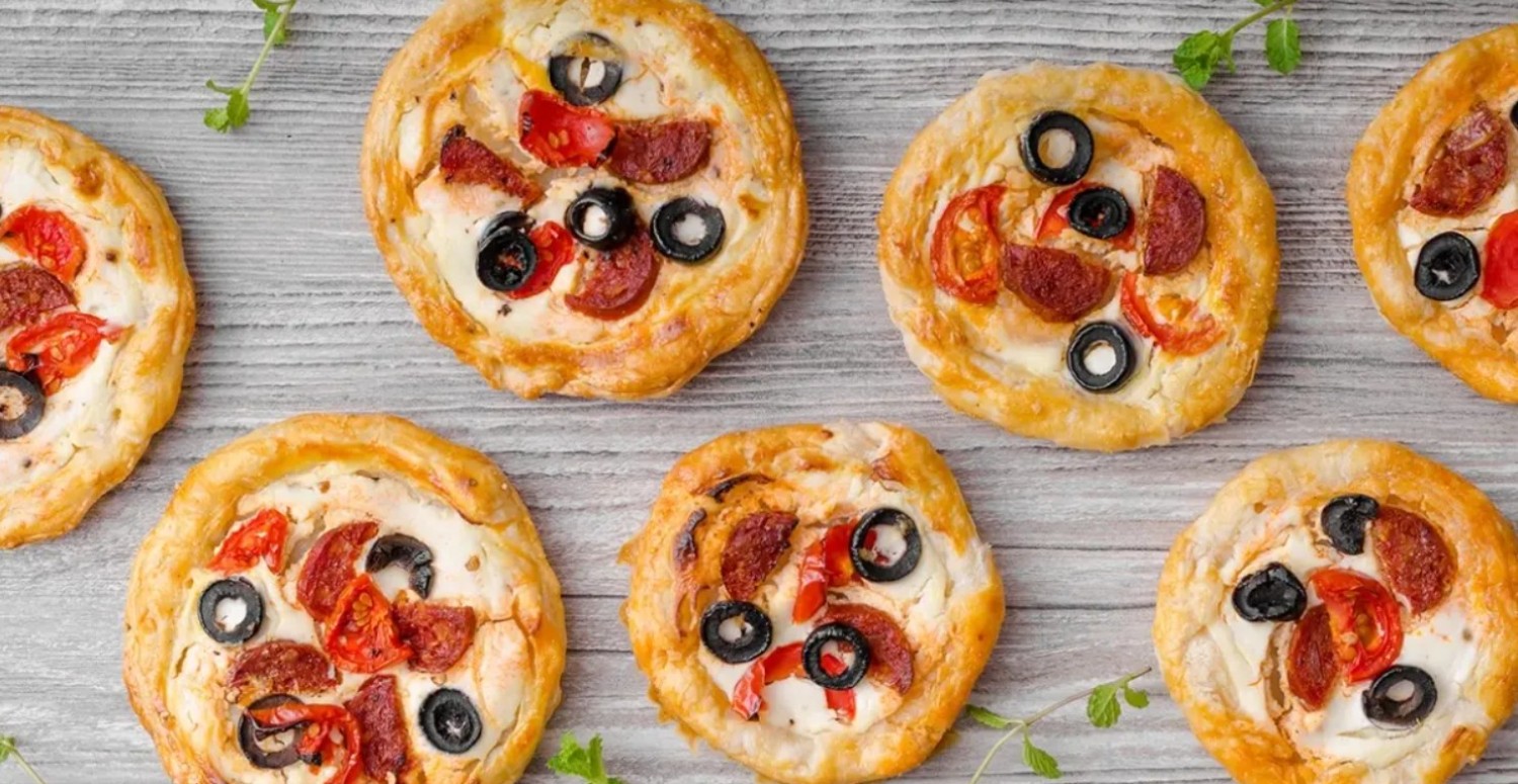 Minicik pizzalar lezzet saçıyor! Evde 5 dakikada şipşak hazır