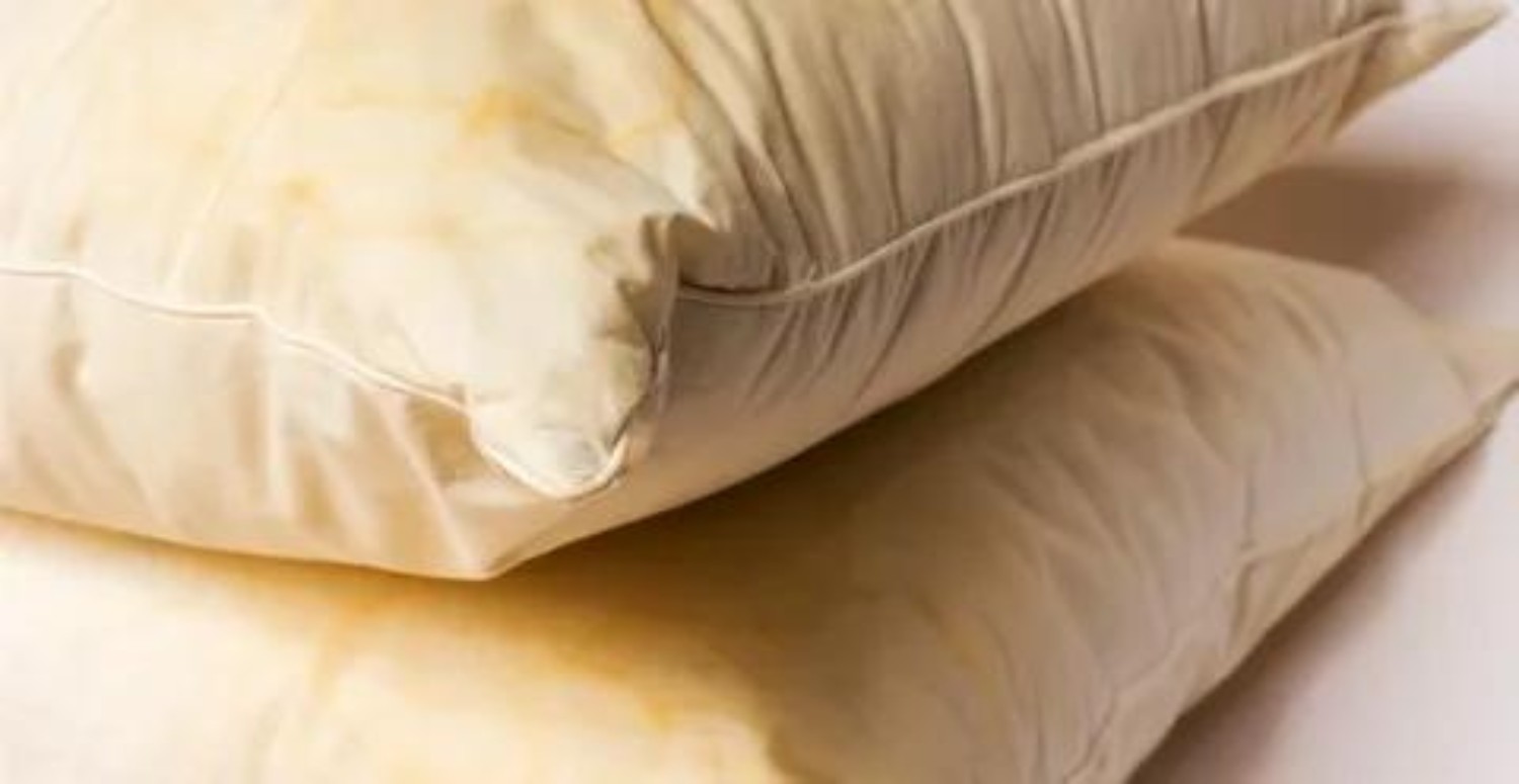 Yastıklarınızda sarı lekeler varsa bunu deneyin! Tek seferde lekeyi vakum gibi çekiyor