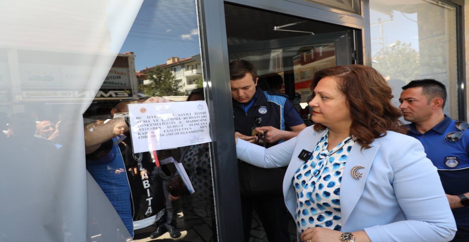 Afyon Belediyesi yabancılara ait dükkanları mühürledi