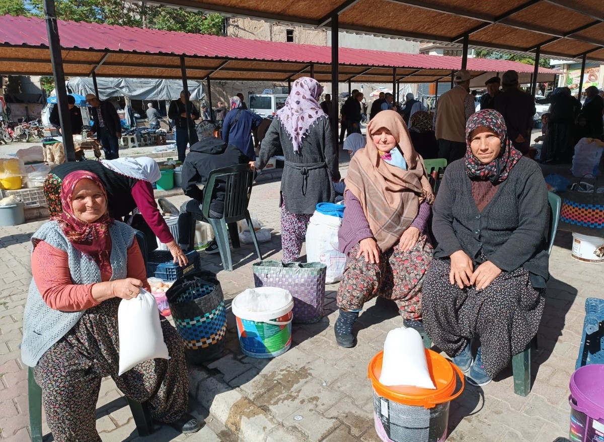 Afyonkarahisar’ın Şuhut ilçesinde her hafta kurulan semt pazarı