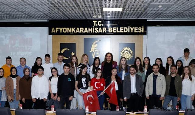 BAŞKAN BURCU KÖKSAL GENÇLERLE BULUŞTU