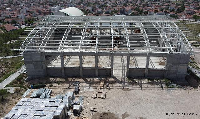 Emirdağ Kapalı Spor Salonu'nda Çalışmalar Hız Kesmeden Devam Ediyor