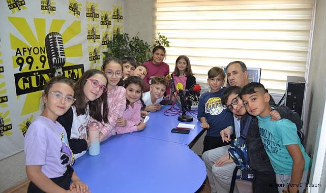 MİNİK ÖĞRENCİLER RADYOCULARI UNUTMADI