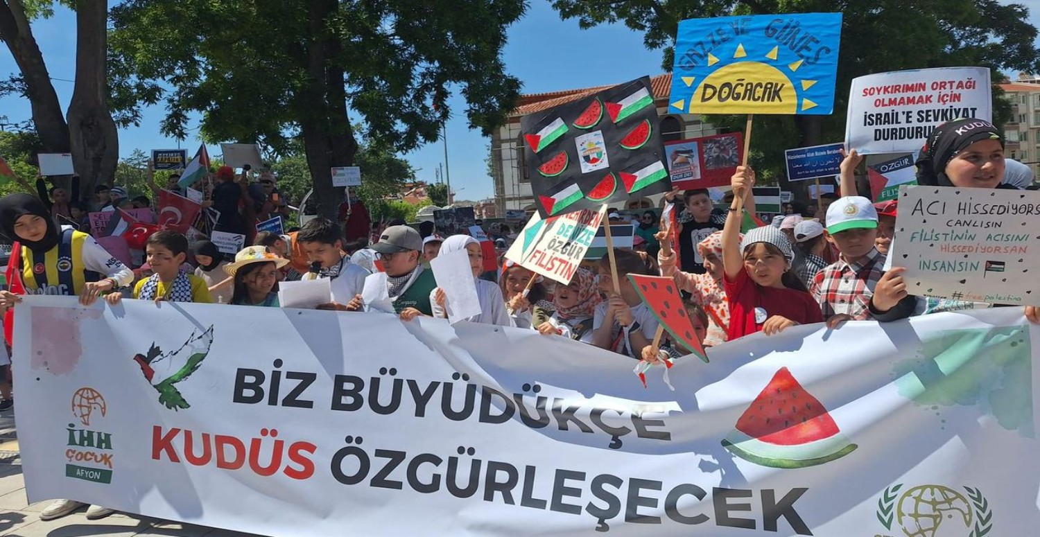 Afyonlu çocuklar Filistin için oturma eylemi yaptı
