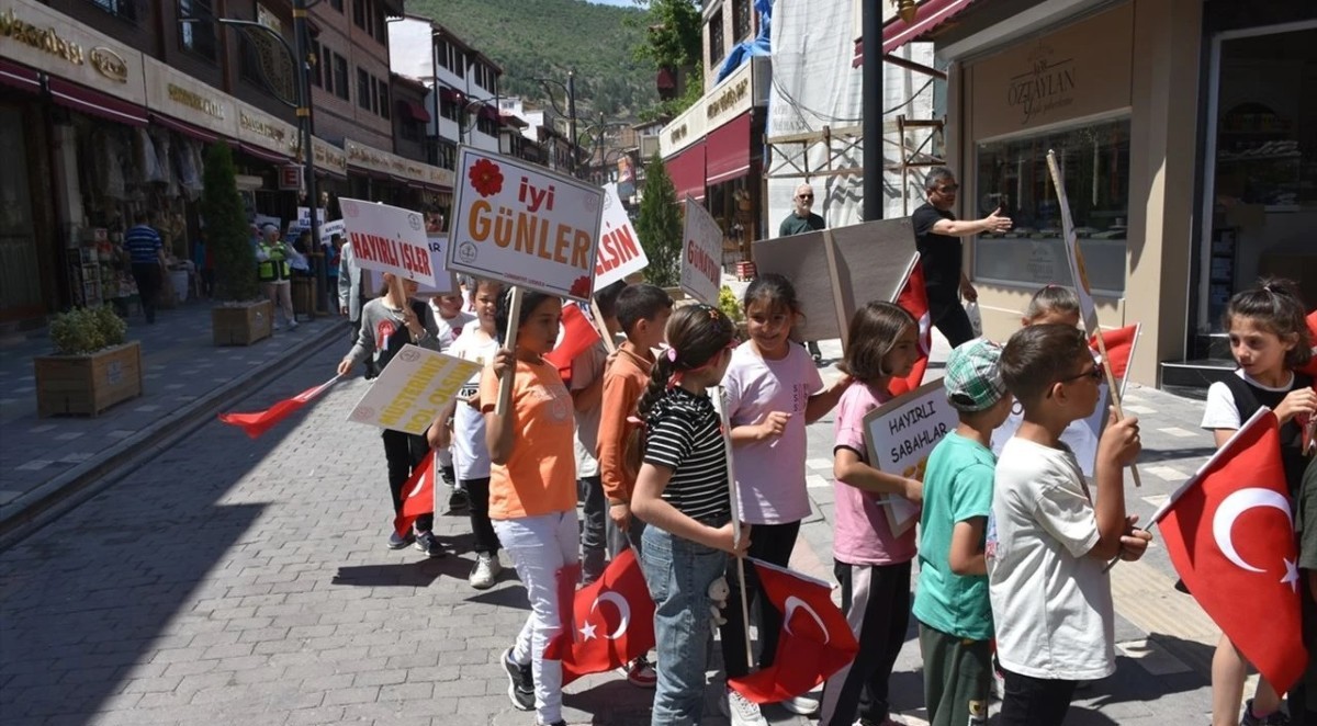 Afyonlu ilkokul öğrencilerinden esnaflara 'nezaket' ziyareti