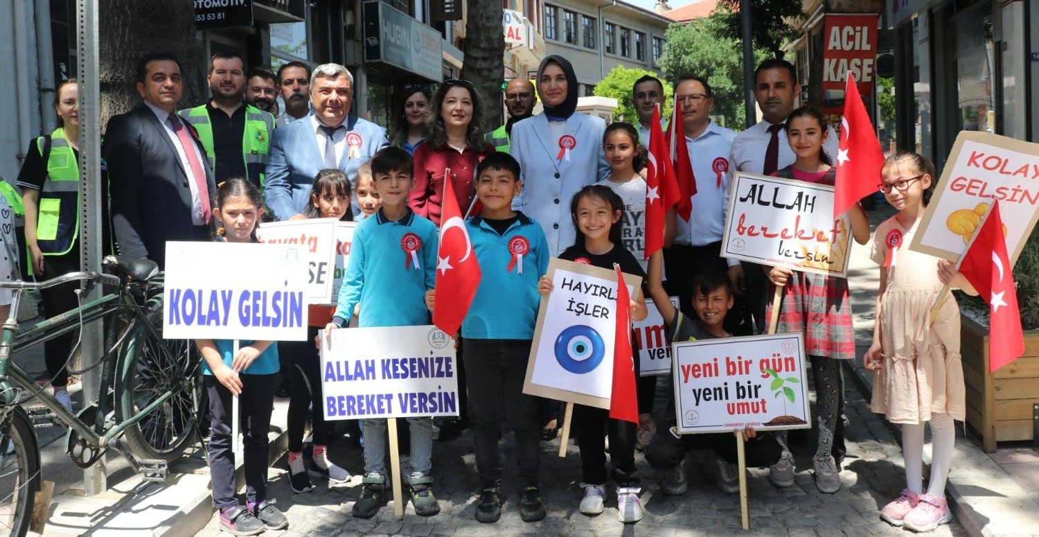 Afyonlu ilkokul öğrencilerinden esnaflara 'nezaket' ziyareti
