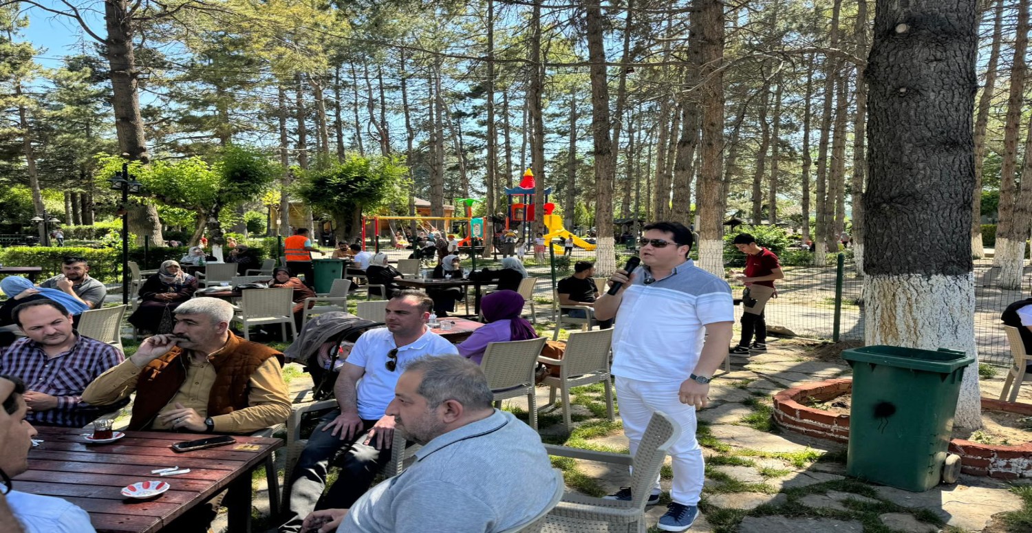 Bolvadin Belediye Başkanı vatandaşlarla birlikte ağaç dikti