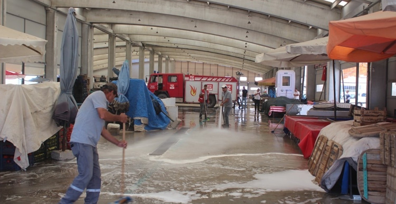 Emirdağ pazar yerinde temizlik çalışmaları tam gaz devam