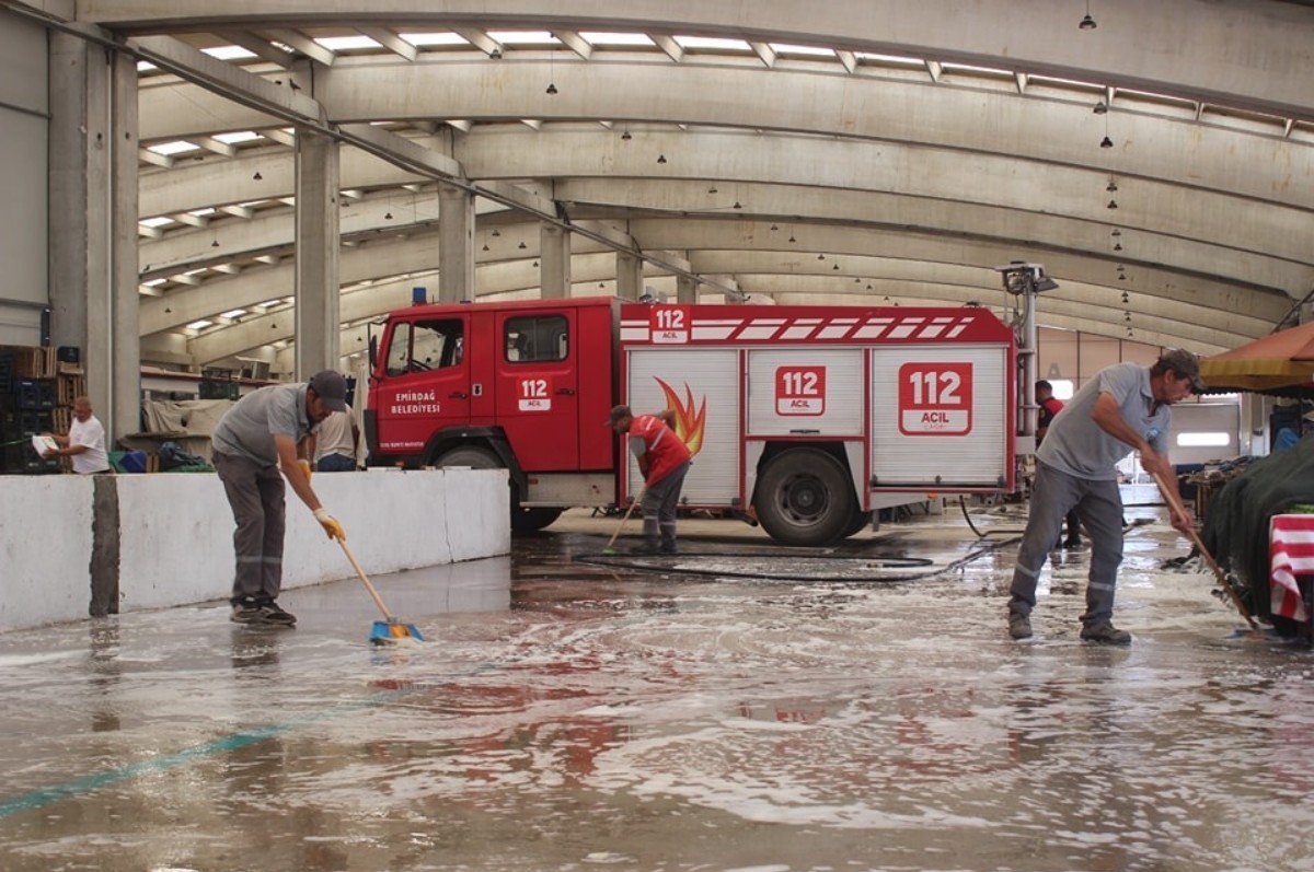Emirdağ pazar yerinde temizlik çalışmaları tam gaz devam