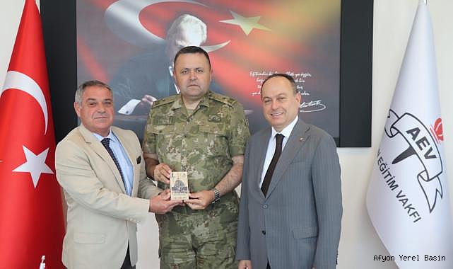 GARNİZON KOMUTANI AFYON EĞİTİM VAKFI’NI ZİYARET ETTİ