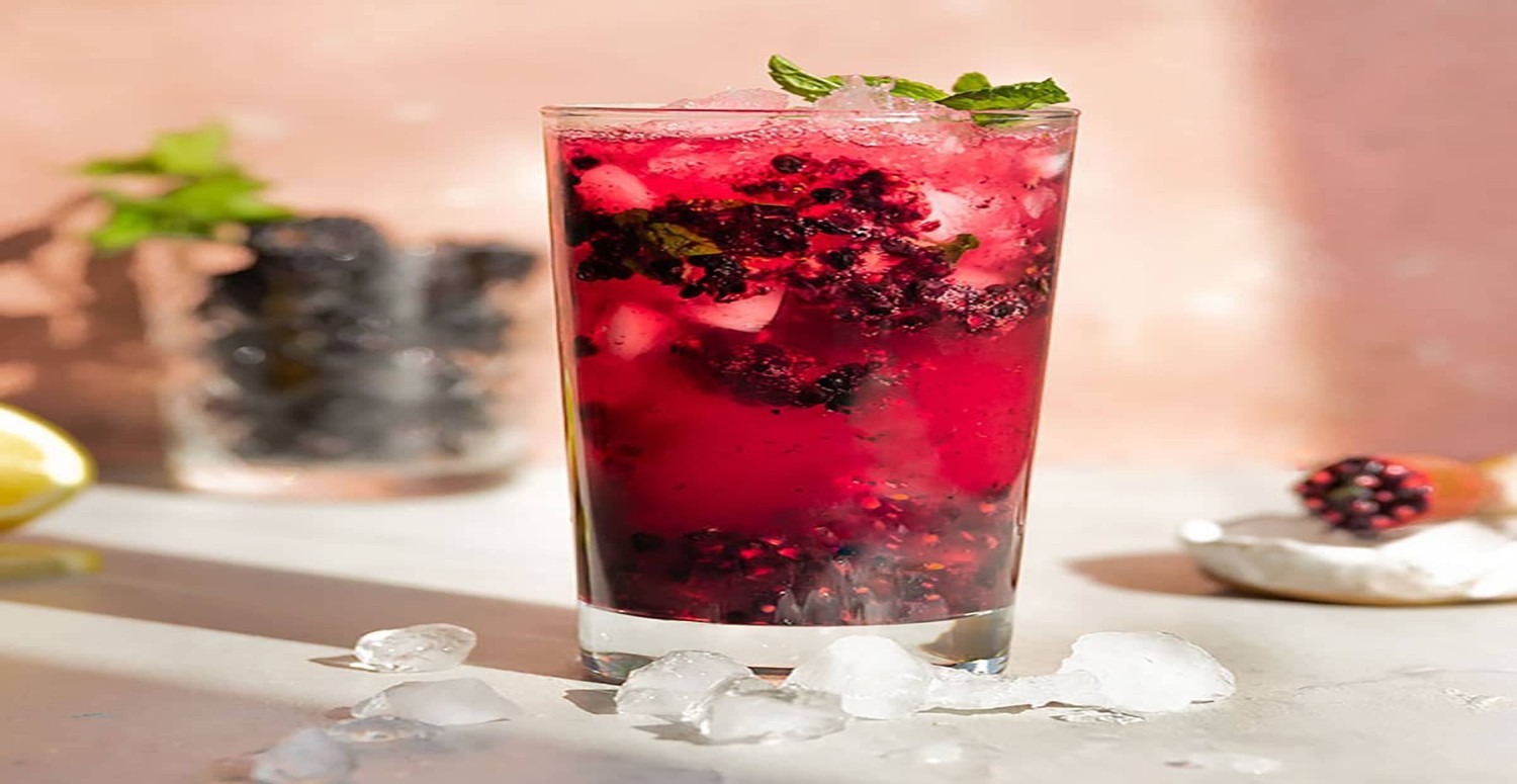 İçinizi ferahlatacak ev yapımı orman meyveli limonata tarifi! Yapımı 5 dakika sürüyor
