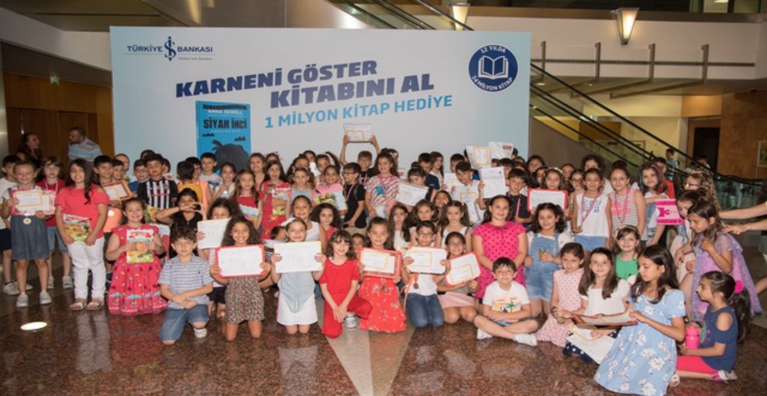 Karnesini kapan o bankaya koşacak! Öğrencilere ücretsiz karne hediyesi dağıtıyor