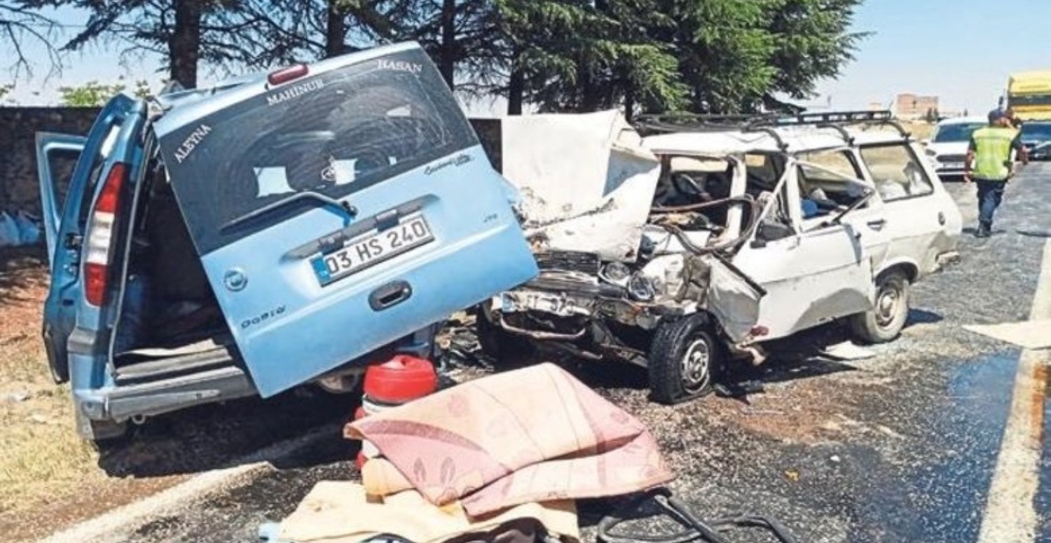 Afyon'da trafik kazası: 2 ölü, 1 yaralı
