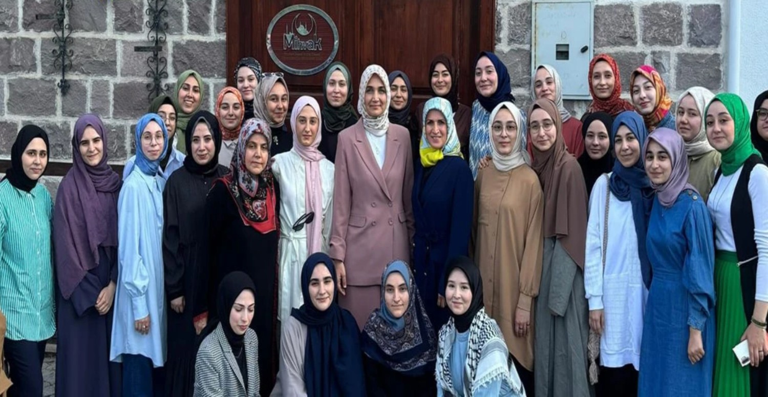 Afyonkarahisar Valisi mezunlar buluşmasına katıldı