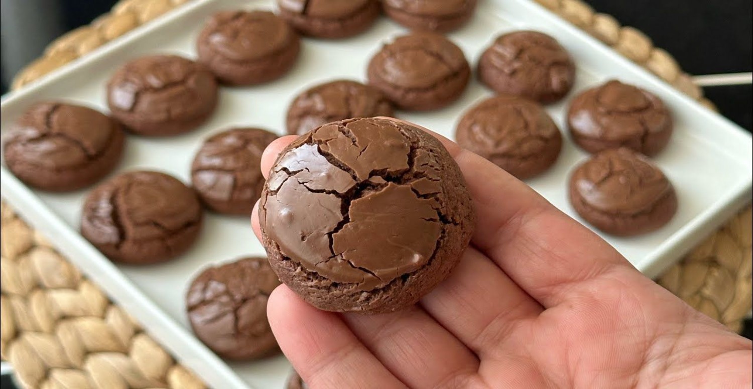 Çat kapı gelen misafirlere çikolata şöleni! Browni tadında saten kurabiye tarifi