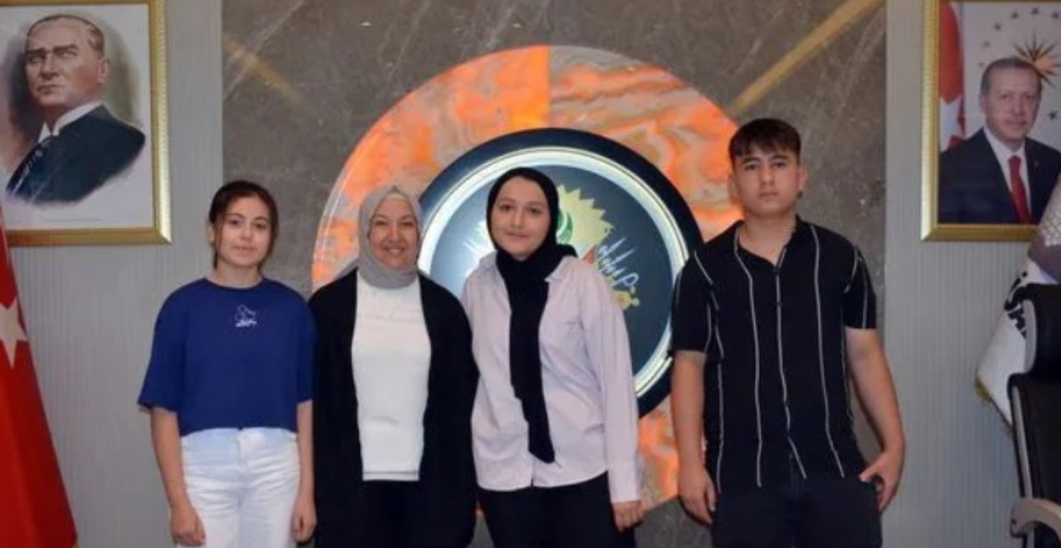 İscehisar Belediye Başkanı Kılınçarslan LGS birincisini ödüllendirdi