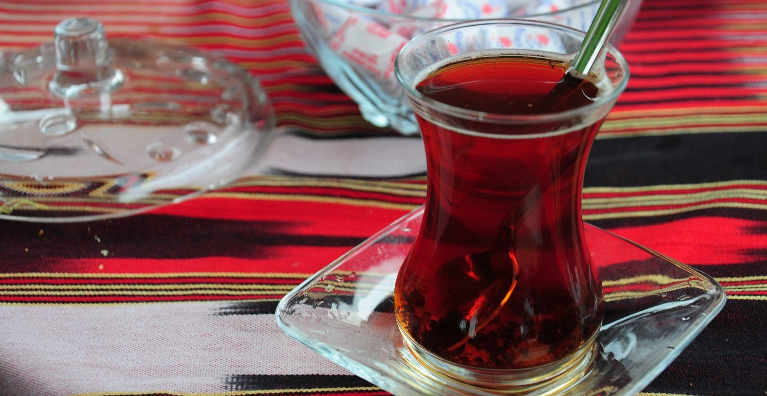 Kıpkırmızı çay demlemenin bilinmeyen püf noktası! Az çayla tam kıvamında oluyor