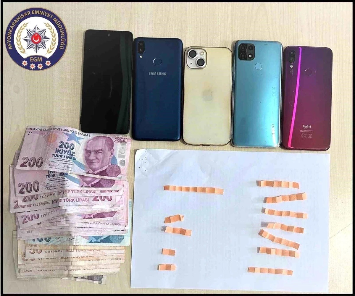 Üzerinde uyuşturucu ile yakalanan şahıs polis ekipleri tarafından yakalandı