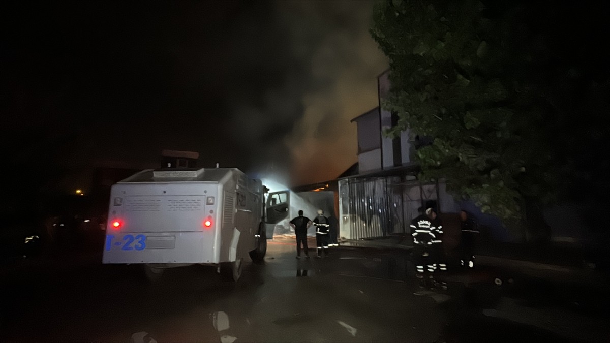 Adana'da Mobilyacılar Sitesi'ndeki yangında 6 iş yeri kullanılamaz hale geldi.