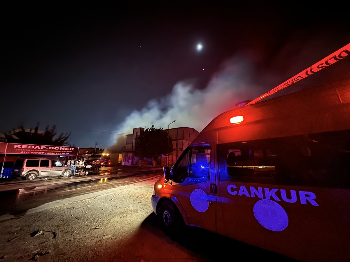 Adana'da Mobilyacılar Sitesi'ndeki yangında 6 iş yeri kullanılamaz hale geldi.