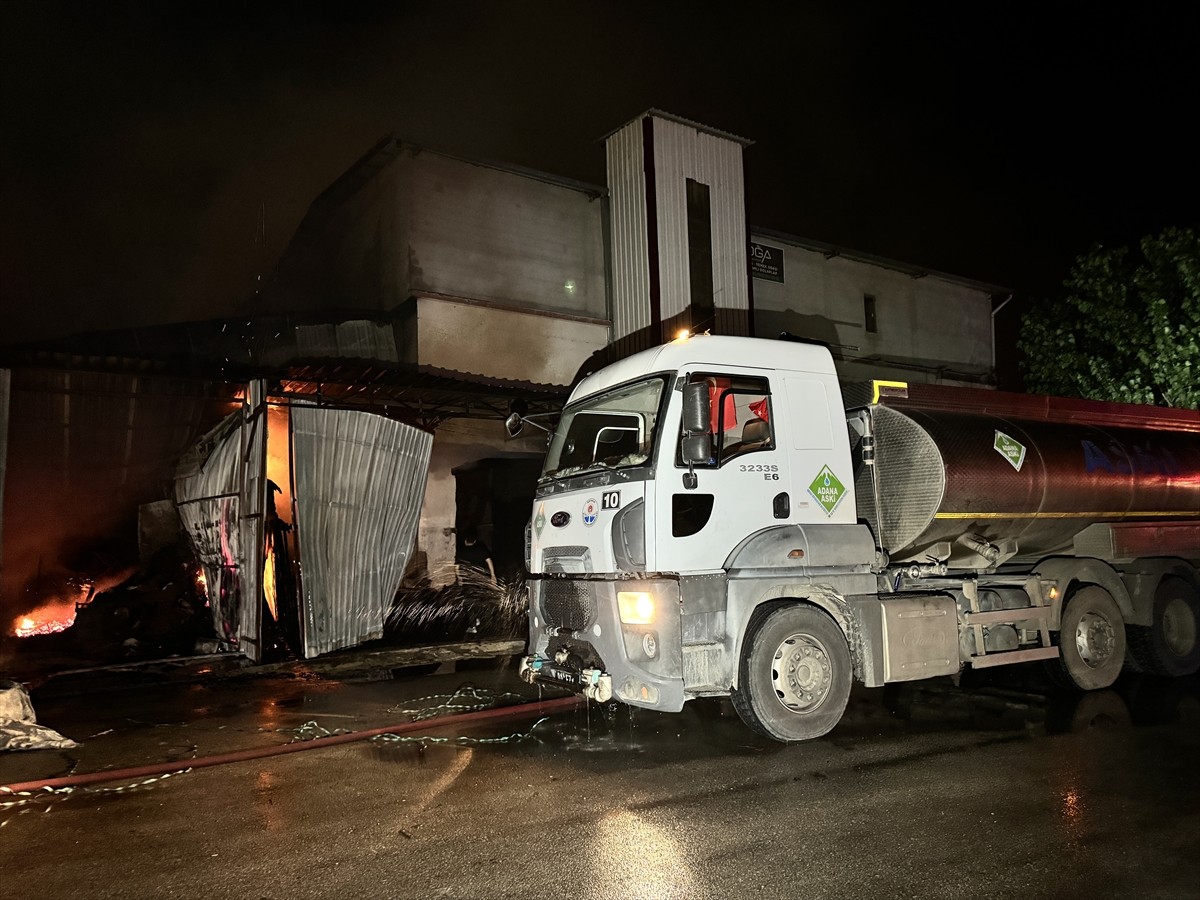 Adana'da Mobilyacılar Sitesi'ndeki yangında 6 iş yeri kullanılamaz hale geldi.