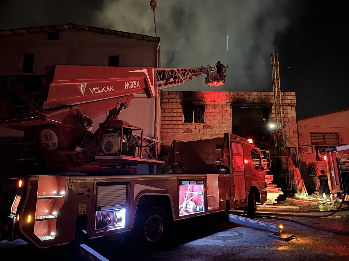 Adana'da Mobilyacılar Sitesi'ndeki yangında 6 iş yeri kullanılamaz hale geldi.