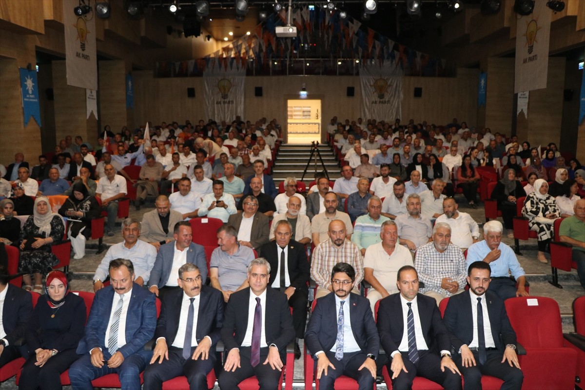 AK Parti Genel Başkan Yardımcısı Hasan Basri Yalçın (sağ 4), Niğde Belediyesi Kültür Merkezi'nde...