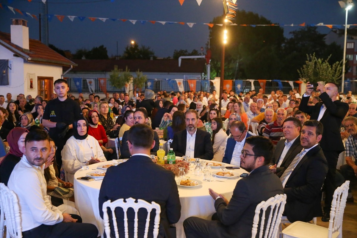 AK Parti Genel Başkan Yardımcısı ve Trabzon Milletvekili Mustafa Şen, Müze Park'taki AK Parti Uşak...