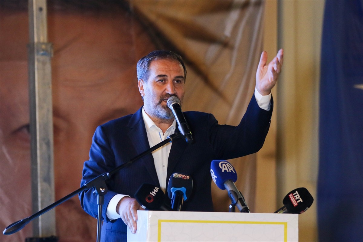 AK Parti Genel Başkan Yardımcısı ve Trabzon Milletvekili Mustafa Şen, Müze Park'taki AK Parti Uşak...