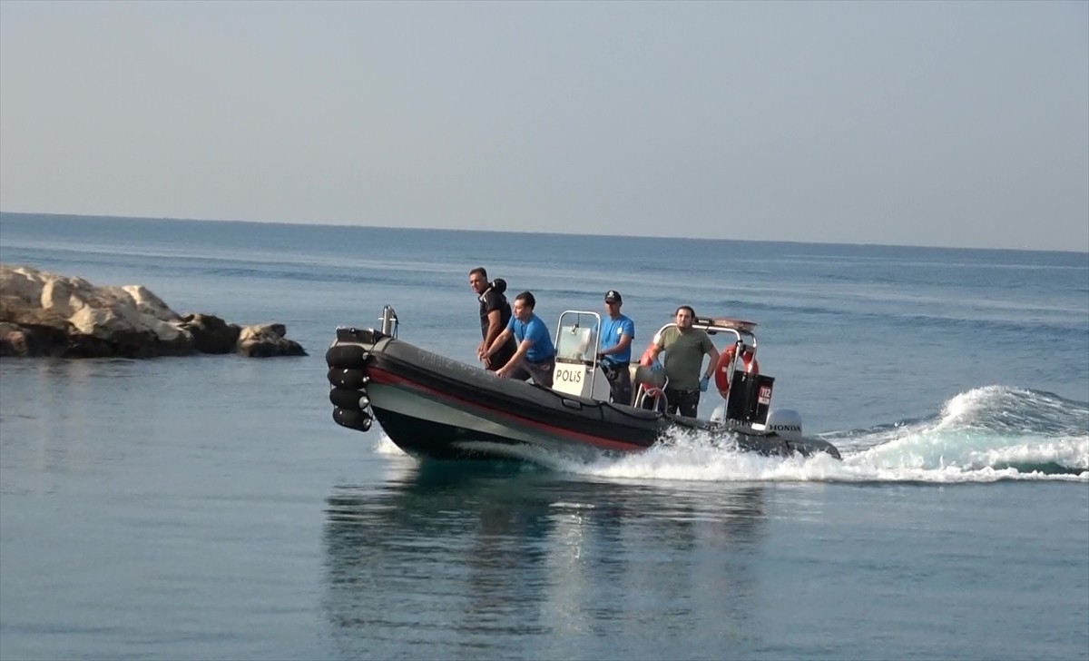 Antalya'nın Muratpaşa ilçesinde falezlerden düşerek yaralanan kadın, deniz polisince...