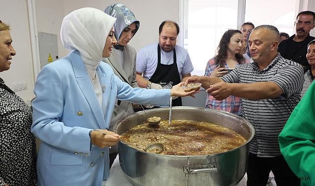 Bakan Göktaş Alevi vatandaşlarla bir araya geldi, aşure dağıttı
