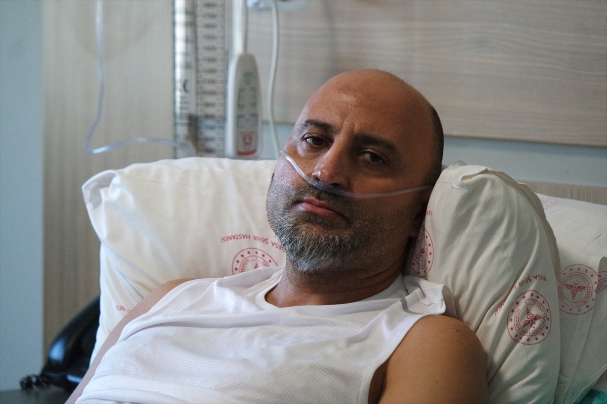 Bursa'da mangal jeliyle semaveri tutuşturmaya çalışan 48 yaşındaki Necdet Özdemir, jelin alev...