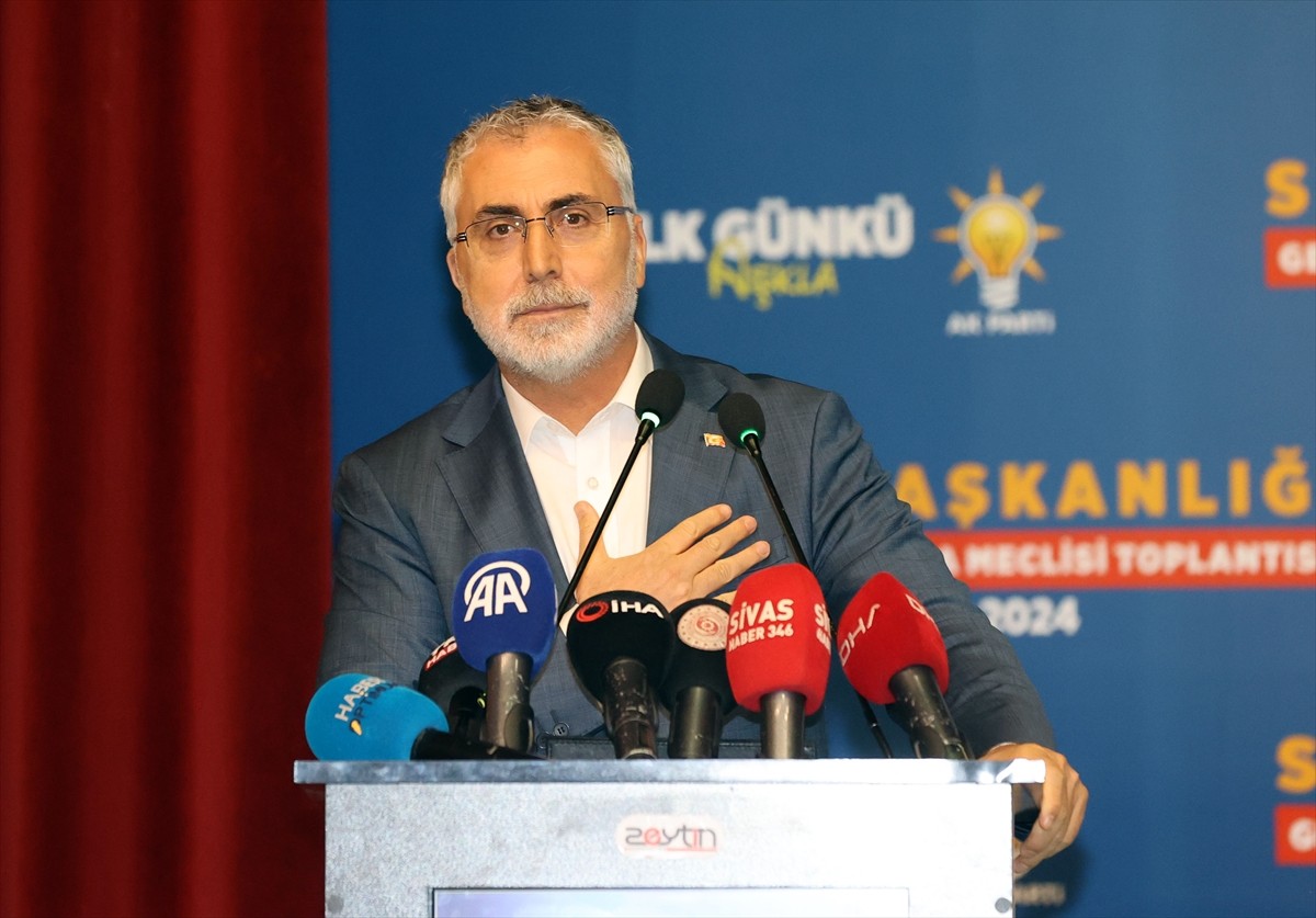 Çalışma ve Sosyal Güvenlik Bakanı Vedat Işıkhan, Sivas'ta Fidan Yazıcıoğlu Kültür Merkezi'nde...