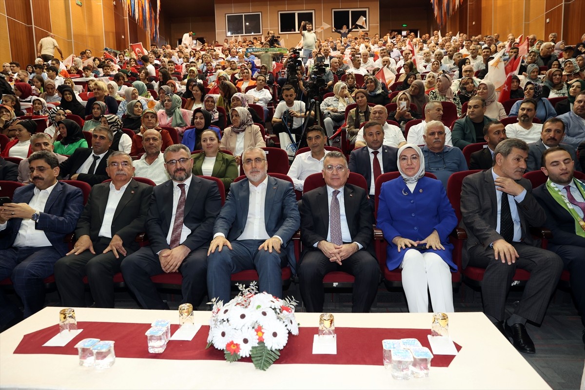Çalışma ve Sosyal Güvenlik Bakanı Vedat Işıkhan, Sivas'ta Fidan Yazıcıoğlu Kültür Merkezi'nde...