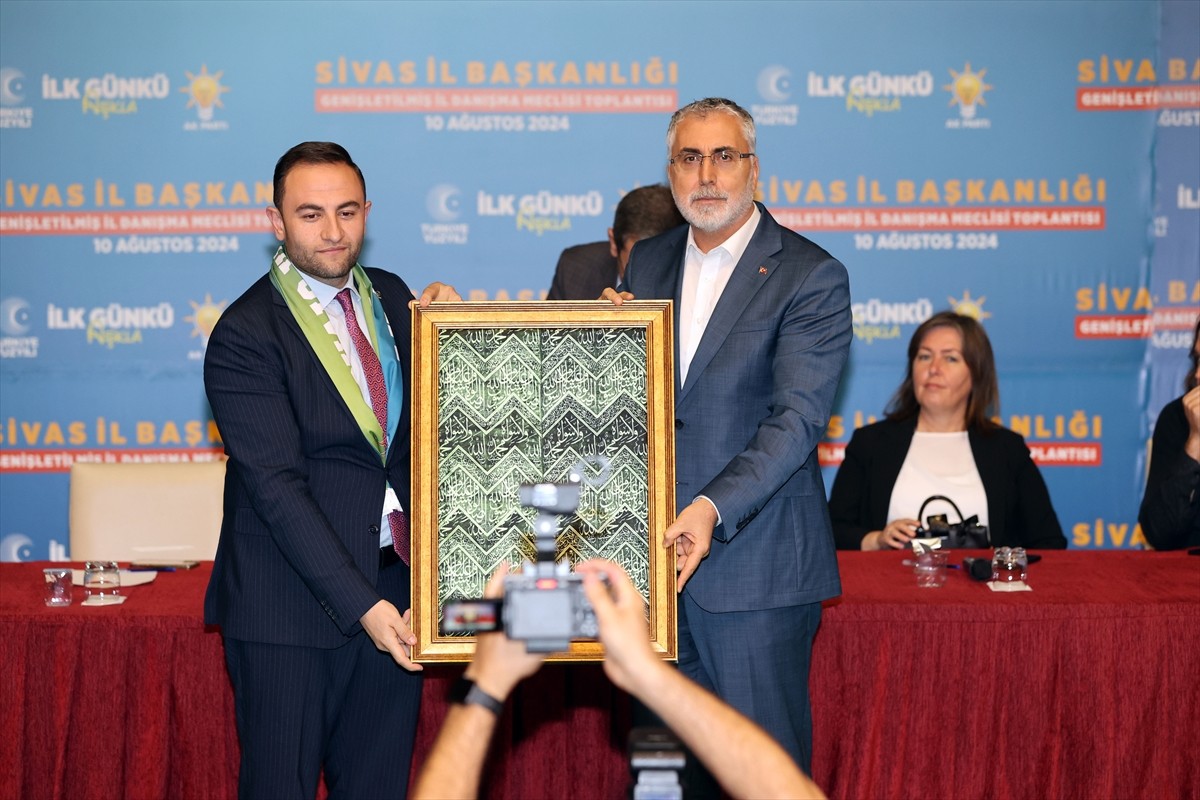 Çalışma ve Sosyal Güvenlik Bakanı Vedat Işıkhan, Sivas'ta Fidan Yazıcıoğlu Kültür Merkezi'nde...