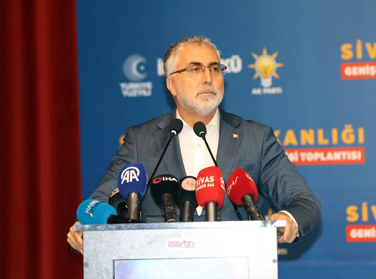 Çalışma ve Sosyal Güvenlik Bakanı Vedat Işıkhan, Sivas'ta Fidan Yazıcıoğlu Kültür Merkezi'nde...
