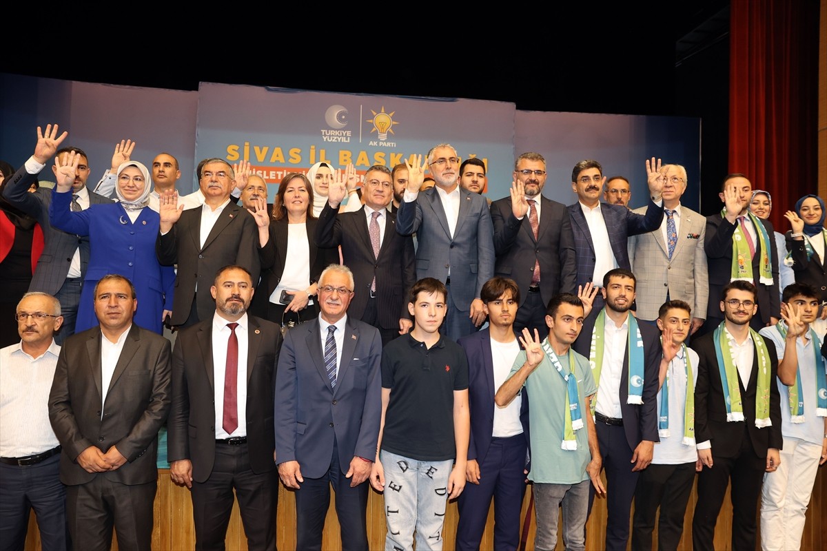 Çalışma ve Sosyal Güvenlik Bakanı Vedat Işıkhan, Sivas'ta Fidan Yazıcıoğlu Kültür Merkezi'nde...
