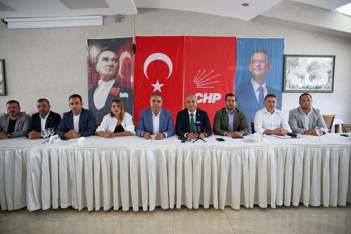 CHP Genel Başkan Yardımcısı Suat Özçağdaş (sağ4), bir dizi ziyaret için geldiği Hatay'da, eğitim...