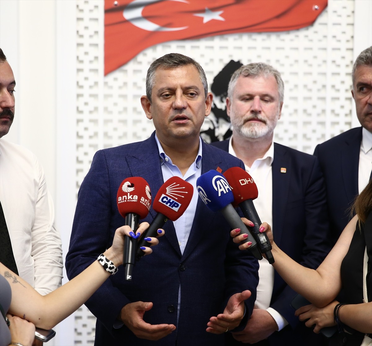 CHP Genel Başkanı Özgür Özel, Giresun'da Bulancak Belediyesi'ni ziyaretinin ardından gazetecilerin...