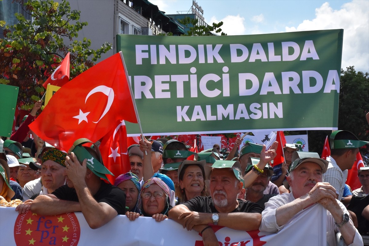 CHP Genel Başkanı Özgür Özel, partisince Giresun'daki Atatürk Meydanı'nda düzenlenen "fındık...