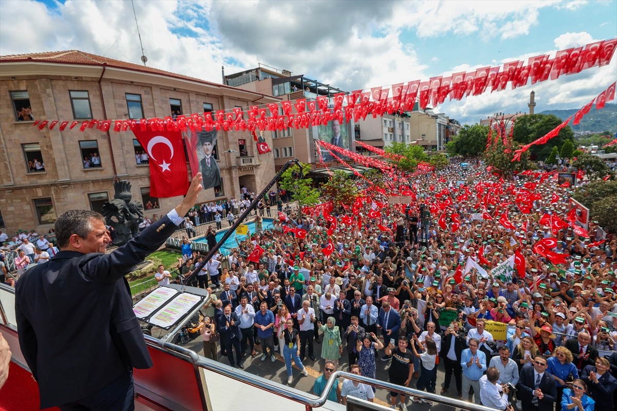 CHP Genel Başkanı Özgür Özel, partisince Giresun'daki Atatürk Meydanı'nda düzenlenen "fındık...