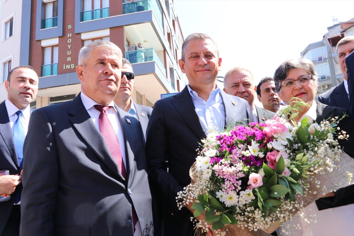 CHP Genel Başkanı Özgür Özel, partisinin il belediye başkanları toplantısı için Burdur'a gelen...