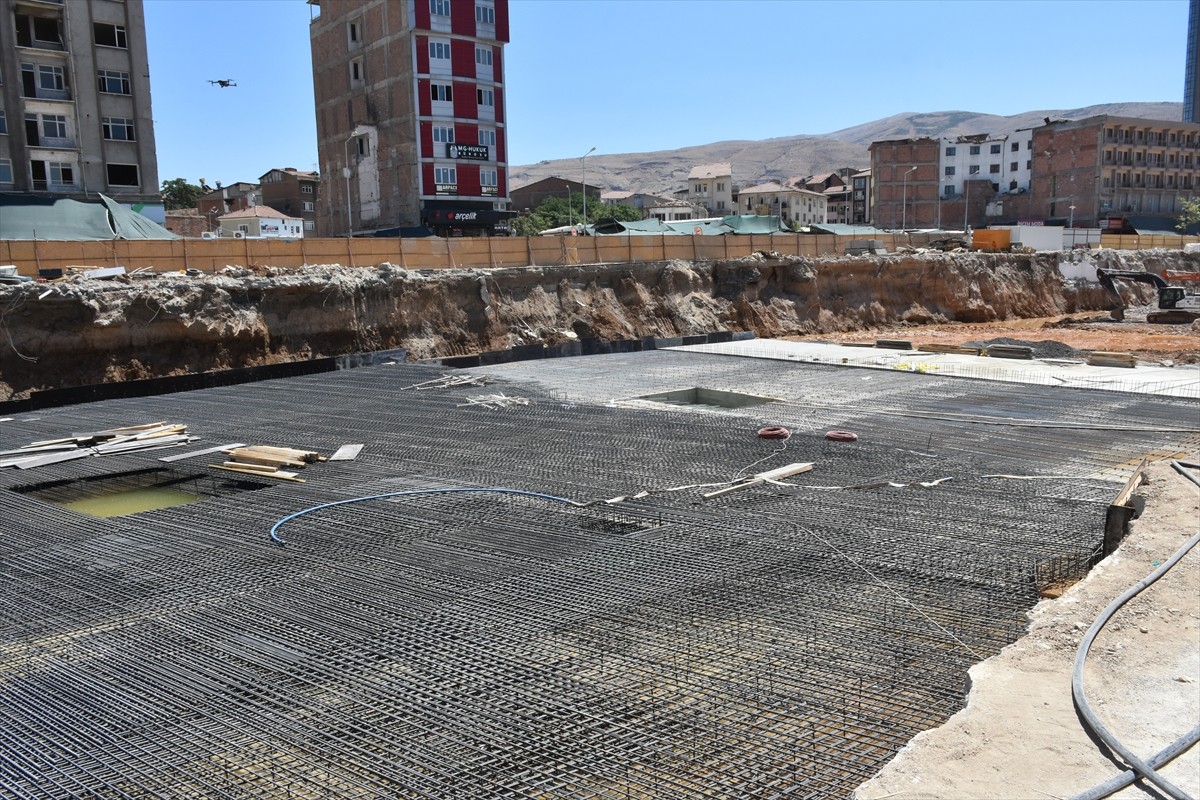 İçişleri Bakan Yardımcısı Münir Karaloğlu, geçen yıl 6 Şubat'ta yaşanan Kahramanmaraş merkezli...