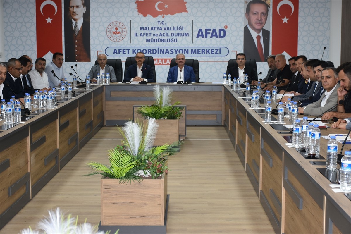 İçişleri Bakan Yardımcısı Münir Karaloğlu, geçen yıl 6 Şubat'ta yaşanan Kahramanmaraş merkezli...